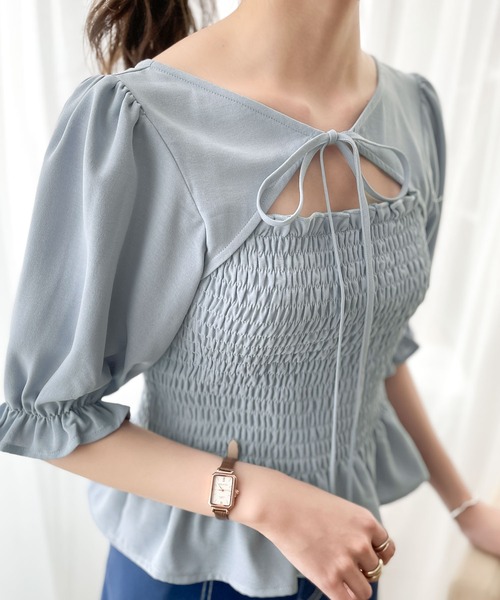 mily bilet（ミウィビレット）の「【mily bilet】今っぽく着映え。2wayシャーリングフリルブラウス（シャツ/ブラウス・レディース・ホワイト/ブラック/ブルー・SMALL/MEDIUM/LARGE）」の15枚目の写真