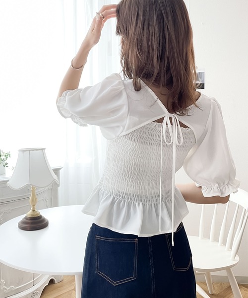 mily bilet（ミウィビレット）の「【mily bilet】今っぽく着映え。2wayシャーリングフリルブラウス（シャツ/ブラウス・レディース・ホワイト/ブラック/ブルー・SMALL/MEDIUM/LARGE）」の6枚目の写真