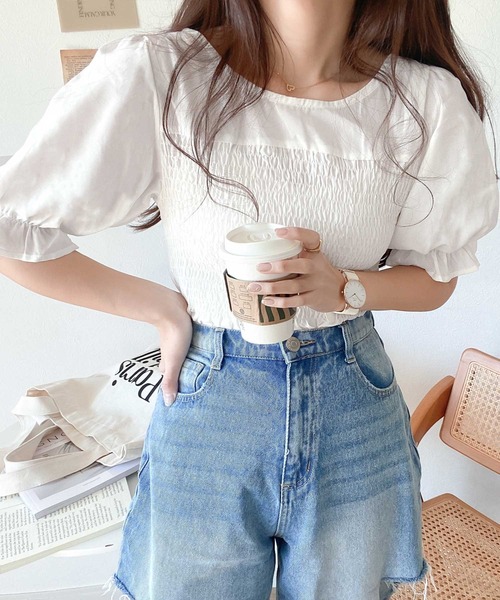 mily bilet（ミウィビレット）の「【mily bilet】今っぽく着映え。2wayシャーリングフリルブラウス（シャツ/ブラウス・レディース・ホワイト/ブラック/ブルー・SMALL/MEDIUM/LARGE）」の5枚目の写真