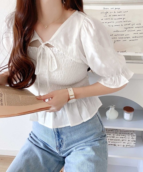 mily bilet（ミウィビレット）の「【mily bilet】今っぽく着映え。2wayシャーリングフリルブラウス（シャツ/ブラウス・レディース・ホワイト/ブラック/ブルー・SMALL/MEDIUM/LARGE）」の12枚目の写真