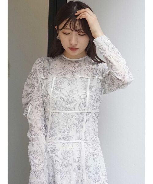 MERCURYDUO（マーキュリーデュオ）の「ギャザースリーブパイピングフラワーワンピース（ワンピース・レディース・ブラック/グレー/アイボリー・MEDIUM/SMALL）」の21枚目の写真