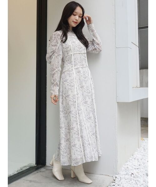 MERCURYDUO（マーキュリーデュオ）の「ギャザースリーブパイピングフラワーワンピース（ワンピース・レディース・ブラック/グレー/アイボリー・MEDIUM/SMALL）」の5枚目の写真