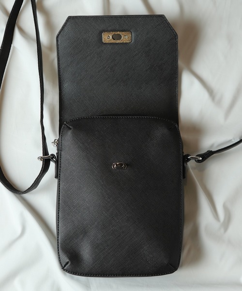 UNION STATION（ユニオンステーション）の「サフィアーノレザーフラップミニショルダーバッグ（ショルダーバッグ・メンズ・ブラック/チャコールグレー・FREE）」の4枚目の写真