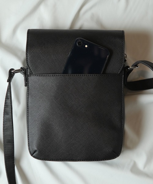 UNION STATION（ユニオンステーション）の「サフィアーノレザーフラップミニショルダーバッグ（ショルダーバッグ・メンズ・ブラック/チャコールグレー・FREE）」の5枚目の写真