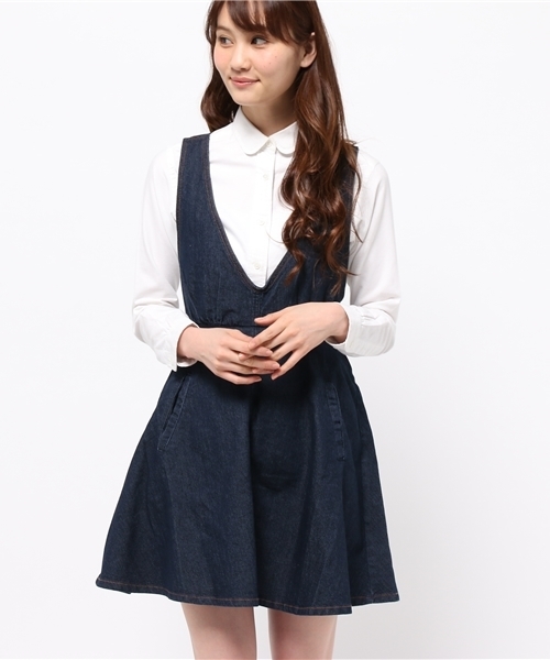 one after another NICE CLAUP(ワンアフターアナザーナイスクラップ)の「【ナイスクラップ】深Vネックジャンパースカート(ワンピース・レディース・ブルー/ネイビー/ブラック・FREE)」の1枚目の写真