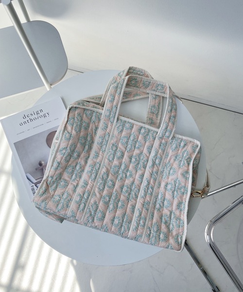 AS KNOW AS plus（アズノゥアズプラス）の「インドプリントキルトボストンバッグ（ボストンバッグ・レディース・ライトピンク/ホワイト系/グレー系/ターコイズブルー系/ブルー系/ピンク系・FREE）」の8枚目の写真