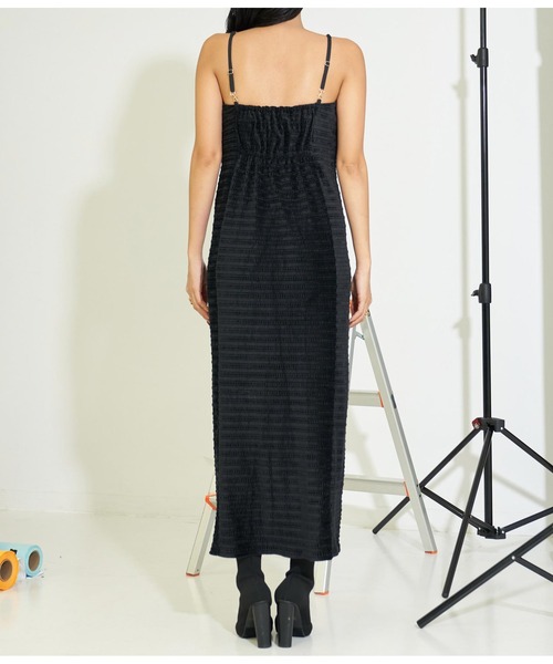 LATINA（ラティーナ）の「チェーンストラップ シャーリング ロング ワンピース（ワンピース・レディース・ブラック・L/M）」の5枚目の写真