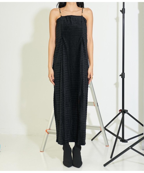 LATINA（ラティーナ）の「チェーンストラップ シャーリング ロング ワンピース（ワンピース・レディース・ブラック・L/M）」の4枚目の写真