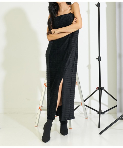 LATINA（ラティーナ）の「チェーンストラップ シャーリング ロング ワンピース（ワンピース・レディース・ブラック・L/M）」の2枚目の写真