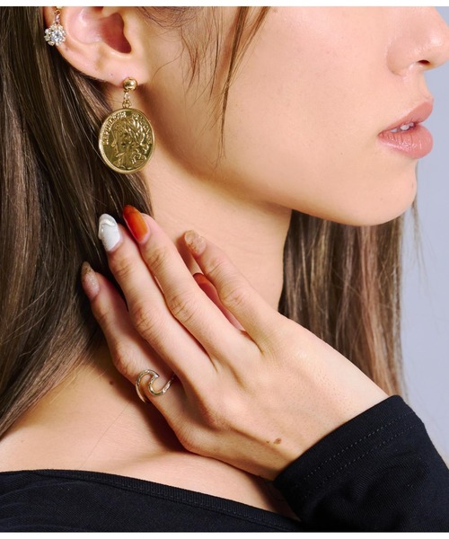 LATINA(ラティーナ)の「コインモチーフ ポストピアス(ピアス(両耳用)・レディース・ゴールド・FREE)」の2枚目の写真