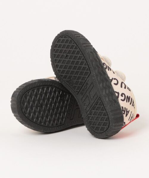 shoes365（シューズスリーシックスファイヴ）の「【shoes365】かわいい　マジックテープスニーカー（スリッポン・キッズ・ブラック/ベージュ/ホワイト・15.0cm/16.0cm/15.5cm/16.5cm/17.5cm/18.5cm/18.0cm）」の4枚目の写真