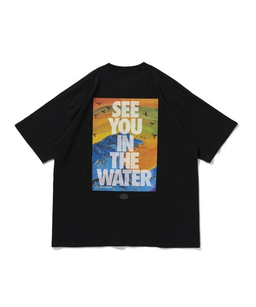 MAGIC NUMBER（マジック ナンバー）の「【MAGIC NUMBER】SEE YOU IN YHE WATER ART by Cooga Supaca（Tシャツ/カットソー・メンズ・ブラック/ホワイト/グレー・X-LARGE/LARGE/MEDIUM）」の2枚目の写真