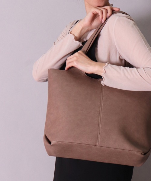 Legato Largo（レガートラルゴ）の「(LF)【Legato Largo】ネオノスタルジック フェイクレザー A4 トートバッグ（トートバッグ・レディース・ブラック/ライトグレー/グレイッシュベージュ・ONE SIZE）」の3枚目の写真