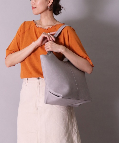 Legato Largo（レガートラルゴ）の「(LF)【Legato Largo】ネオノスタルジック フェイクレザー A4 トートバッグ（トートバッグ・レディース・ブラック/ライトグレー/グレイッシュベージュ・ONE SIZE）」の7枚目の写真