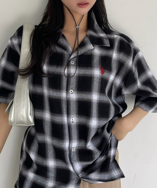 U.S. POLO ASSN.(ユーエスポロアッスン)の「U.S. POLO ASSN. オープンカラー ショートスリーブ シャツ(シャツ/ブラウス・レディース・ホワイト/ブラック/ネイビー・M/L)」の2枚目の写真
