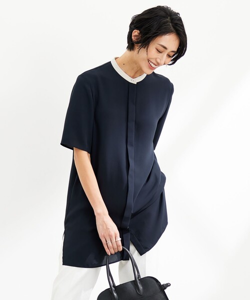 ICB（アイシービー）の「【接触冷感・UVケア・速乾・洗える】BackSatinAmunzen バンドカラーチュニックブラウス（シャツ/ブラウス・レディース・ネイビー系/アイボリー系・X-LARGE/LARGE）」の2枚目の写真