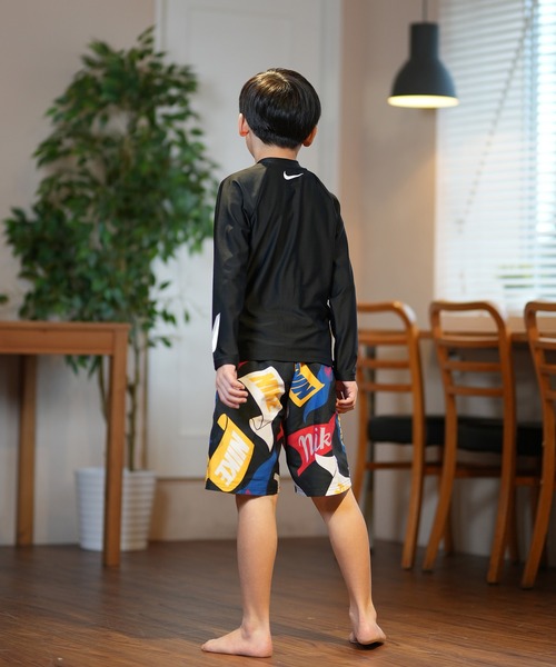 NIKE（ナイキ）の「NIKE/ナイキ キッズ UVケア ラッシュガード 3DスウッシュL/Sハイドロガード NESSE829（ラッシュガード・キッズ・ブラック・130cm/140cm/150cm/160cm）」の7枚目の写真