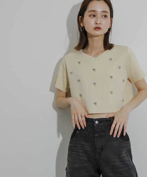 HEYUMM(ヘユム)の「ハートネックビジューセーター(ニット/セーター・レディース・ライトブルー/ブラック/ベージュ・ONE)」の19枚目の写真