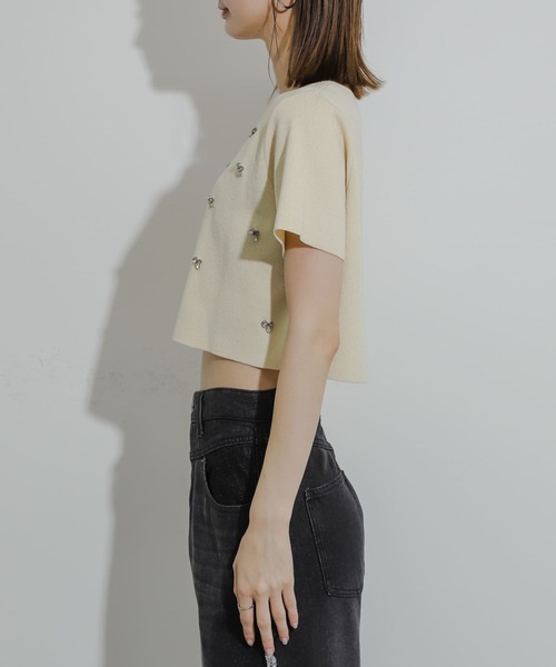 HEYUMM(ヘユム)の「ハートネックビジューセーター(ニット/セーター・レディース・ライトブルー/ブラック/ベージュ・ONE)」の5枚目の写真