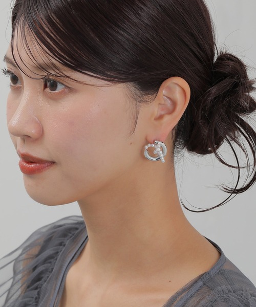 Kana(カナ)の「ウェーブライン クロス パール サークル ピアス 結婚式 お呼ばれ オケージョン デイリー(ピアス(両耳用)・レディース・シルバー/ゴールド・フリー)」の3枚目の写真