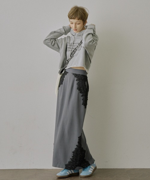 クラッシュプリントクロップドフーディ（パーカー）｜VIOLETTA