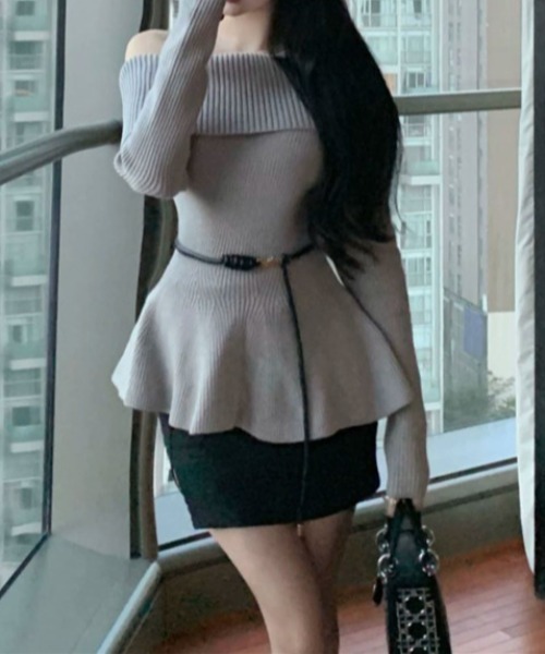 オフショルダーペプラムリブニットトップス（ニット/セーター）｜deux