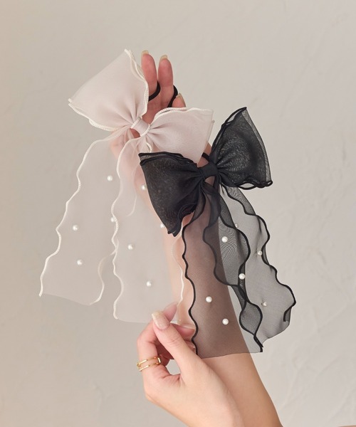 Phoebe（フィービィー）の「フレアリボンドットパールヘアゴム（ヘアゴム・レディース・ベージュ/ブラック・FREE）」の2枚目の写真