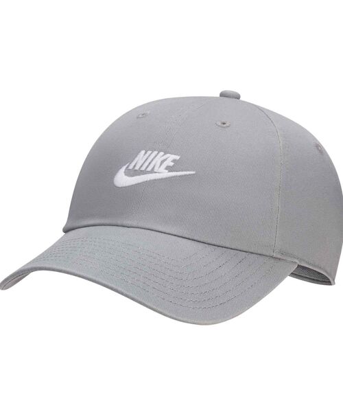 NIKE(ナイキ)の「ナイキ クラブ アンストラクチャード フューチュラ ウォッシュ キャップ /Nike Club Unstructured Futura Wash Cap FB5368-073 Particle Grey(キャップ・メンズ・グレー・L/XL/M/L/S/M)」の1枚目の写真