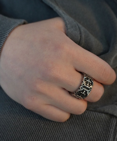 SPINNS（スピンズ）の「メタルリング/連クロス（リング・メンズ・シルバー・9）」の2枚目の写真