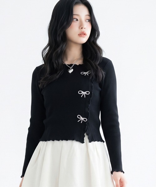 Diable baiser(ディアブルベーゼ)の「キラキラリボンパーツ付リブカットソートップス【大きいサイズ有】(Tシャツ/カットソー・レディース・ブラック/ホワイト・LL/LARGE/MEDIUM/SMALL)」の1枚目の写真