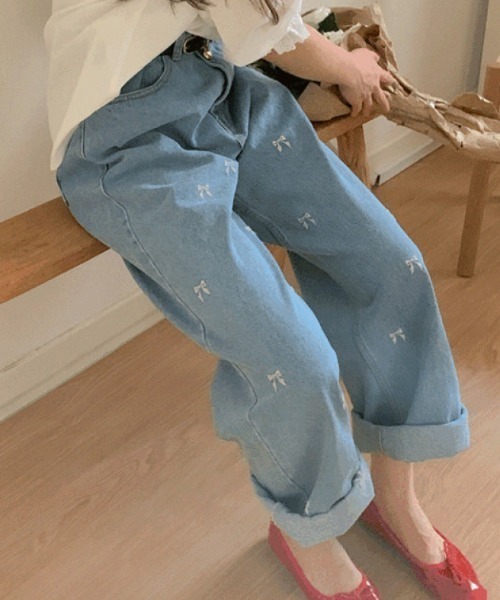 Mejoul(メジュール)の「リボン柄刺繍ボーイフレンドハイウエストストレートデニム(デニムパンツ・レディース・ブルー・L/M/S)」の1枚目の写真