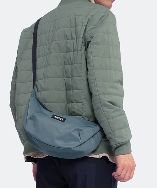 AIGLE（エーグル）の「ネイバーフッド バナナバッグ / 三日月型バッグ ハーフムーンバッグ（ショルダーバッグ・レディース・ライトパープル/ダークグリーン/ブラック・FREE）」の2枚目の写真