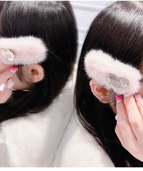 lilLilly(リルリリー)の「スクエアファーヘアピン(2set)(ヘアピン・レディース・ホワイト/ブラック/ライトパープル/ピンク・FREE)」の4枚目の写真