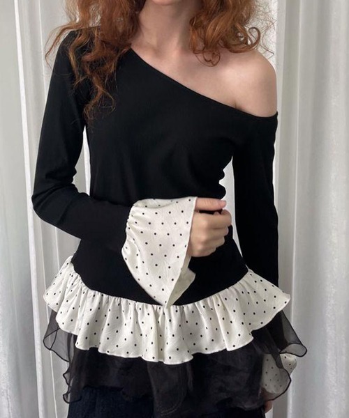 leune(ルネ)の「フリルペプラムオフショルトップス(その他トップス・レディース・ブラック・FREE)」の4枚目の写真