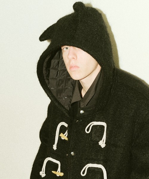 DISCOVERED（ディスカバード）の「DISCOVERED DEVILS EAR HOODIE SHAGGYDUFFLE COAT（ダッフルコート・メンズ・ベージュ/ブラック・1/3）」の2枚目の写真