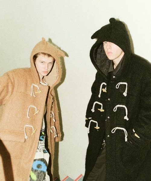 DISCOVERED（ディスカバード）の「DISCOVERED DEVILS EAR HOODIE SHAGGYDUFFLE COAT（ダッフルコート・メンズ・ベージュ/ブラック・1/3）」の3枚目の写真