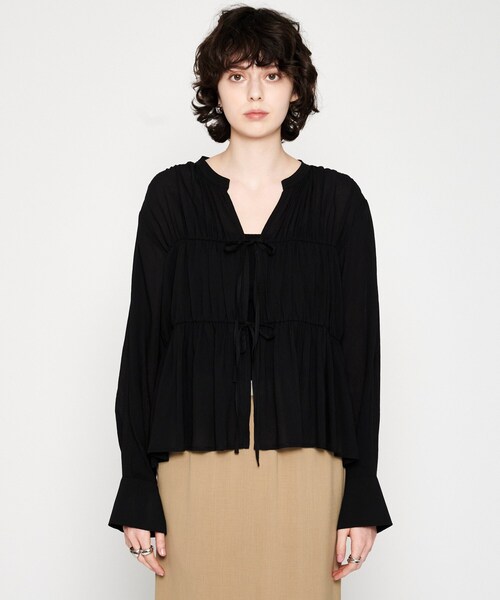cloenc（クロエンス）の「【手洗い可】リボンギャザーブラウス（シャツ/ブラウス・レディース・ブラック/アイボリー・02）」の2枚目の写真