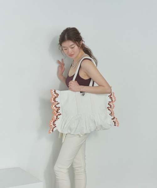 THEATRE PRODUCTS（シアタープロダクツ）の「リネンコットンフリルトートバッグ（トートバッグ・レディース・ブラック/ホワイト・FREE）」の5枚目の写真