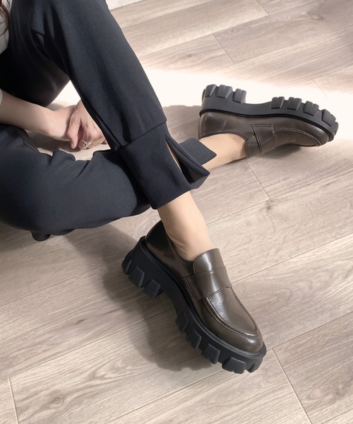 MAMIAN（マミアン）の「ラウンドトゥ トラックソール ローファー (5.5cmソール)（ローファー・レディース・ブラック/ワイン/カーキ・40/39/37/36/38）」の2枚目の写真