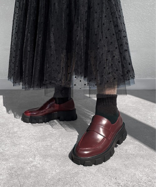 MAMIAN（マミアン）の「ラウンドトゥ トラックソール ローファー (5.5cmソール)（ローファー・レディース・ブラック/ワイン/カーキ・40/39/37/36/38）」の3枚目の写真