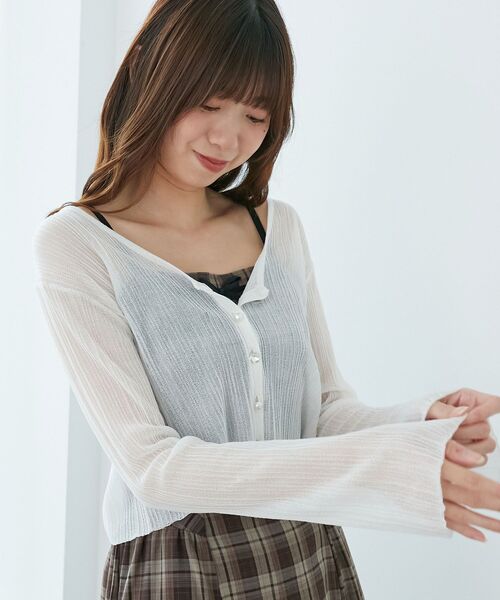 MAJESTIC LEGON（マジェスティックレゴン）の「キラキラボタンシアーカーディガン（カーディガン/ボレロ・レディース・ピンク/ブルー/オフホワイト/ネイビー/イエロー/ブラック・MEDIUM）」の13枚目の写真