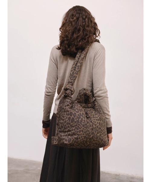 OLEND（オレンド）の「OLEND ONA SOFT BAG LEOPARD（ハンドバッグ・レディース・カーキブラウン・FREE）」の2枚目の写真