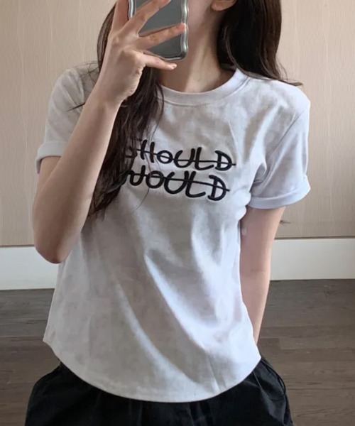 NANAHACHI(ナナハチ)の「ビンテージライク 英字刺繍入り 半袖Tシャツ(Tシャツ/カットソー・レディース・ホワイト/チャコールグレー/ブラック・FREE)」の2枚目の写真