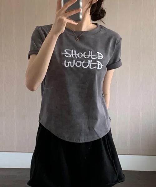 NANAHACHI(ナナハチ)の「ビンテージライク 英字刺繍入り 半袖Tシャツ(Tシャツ/カットソー・レディース・ホワイト/チャコールグレー/ブラック・FREE)」の1枚目の写真