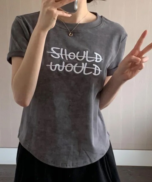 NANAHACHI(ナナハチ)の「ビンテージライク 英字刺繍入り 半袖Tシャツ(Tシャツ/カットソー・レディース・ホワイト/チャコールグレー/ブラック・FREE)」の4枚目の写真