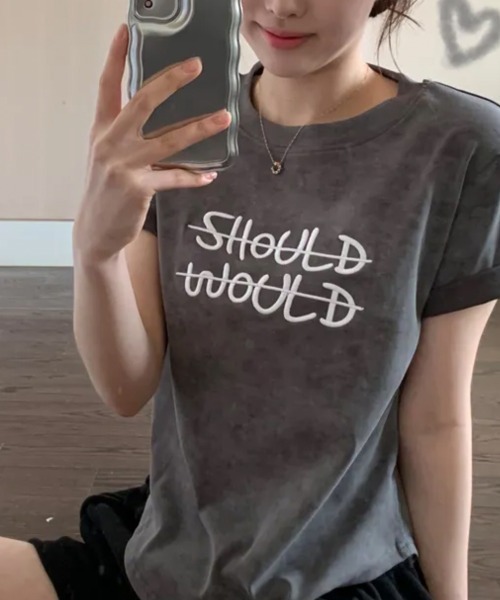 NANAHACHI(ナナハチ)の「ビンテージライク 英字刺繍入り 半袖Tシャツ(Tシャツ/カットソー・レディース・ホワイト/チャコールグレー/ブラック・FREE)」の5枚目の写真