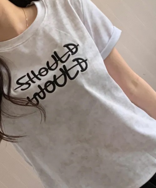 NANAHACHI(ナナハチ)の「ビンテージライク 英字刺繍入り 半袖Tシャツ(Tシャツ/カットソー・レディース・ホワイト/チャコールグレー/ブラック・FREE)」の8枚目の写真
