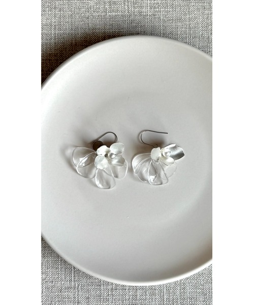 tone(トーン)の「【Agaro】No.476p 花びら フラワー サージカルステンレスピアス(MA)(ピアス(両耳用)・レディース・シルバー・FREE)」の2枚目の写真