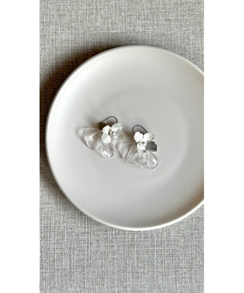 tone(トーン)の「【Agaro】No.476p 花びら フラワー サージカルステンレスピアス(MA)(ピアス(両耳用)・レディース・シルバー・FREE)」の3枚目の写真