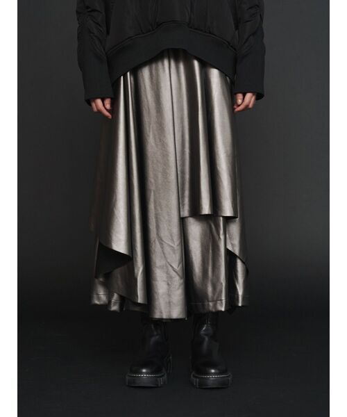 UN3D.（アンスリード）の「FAKE LEATHER ASYMME LAYERED PT / フェイクレザーアシメレイヤードパンツ（その他パンツ・レディース・シルバー/ブラック・38/36）」の2枚目の写真